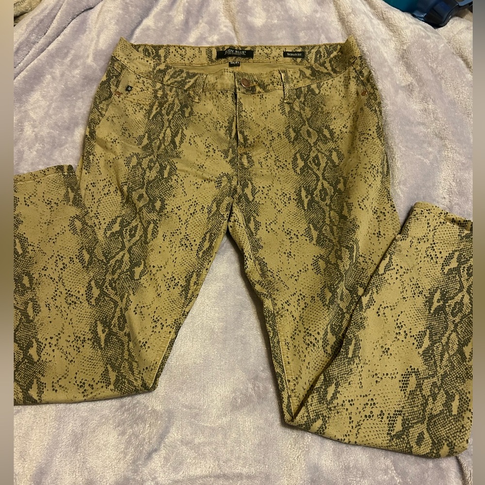 ✅Last chance deal ⚠️ Moving SALE ✅ Snake print Judy Blues 13